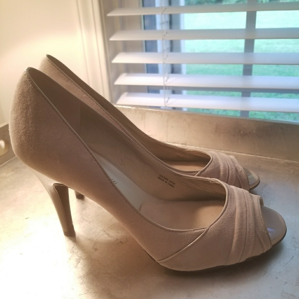 New W/O Tag Audrey Brooke Taupe Peep Toe Pump